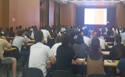 臺州出入境檢驗(yàn)檢疫局檢務(wù)處處長鄭敏郎為企業(yè)普及原產(chǎn)地證及出入境檢驗(yàn)檢疫業(yè)務(wù)培訓(xùn)