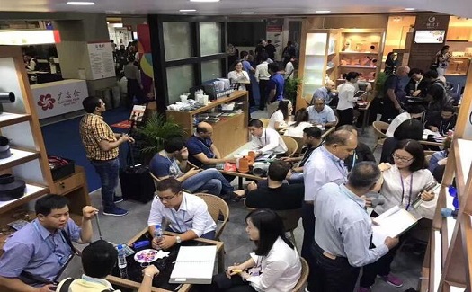 中非經(jīng)貿(mào)港工作人員赴廣交會(huì)為客戶提供外經(jīng)貿(mào)服務(wù)。附. 廣交會(huì)籌展時(shí)間安排